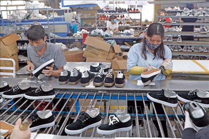 Making footwear for export to EU markets at the Ha Tay Chemical-weave Co. Ltd in Dan Phuong district of Hanoi. VNA Photo