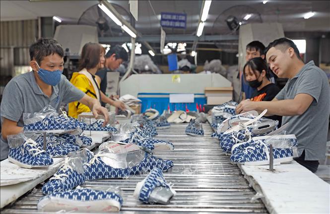 Making footwear for export to EU markets at the Ha Tay Chemical-weave Co. Ltd in Dan Phuong district of Hanoi. VNA Photo