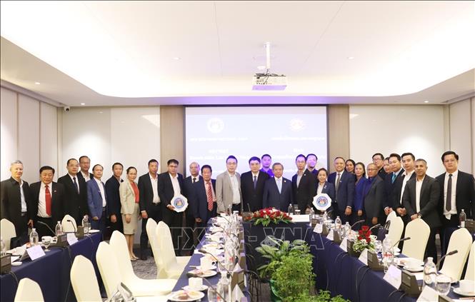 Lãnh đạo Trung ương Hội Hữu nghị Việt Nam-Lào, Lào-Việt Nam chụp ảnh với doanh nghiệp hai nước Việt Nam-Lào. Ảnh: Xuân Tú- PV TTXVN tại Lào
