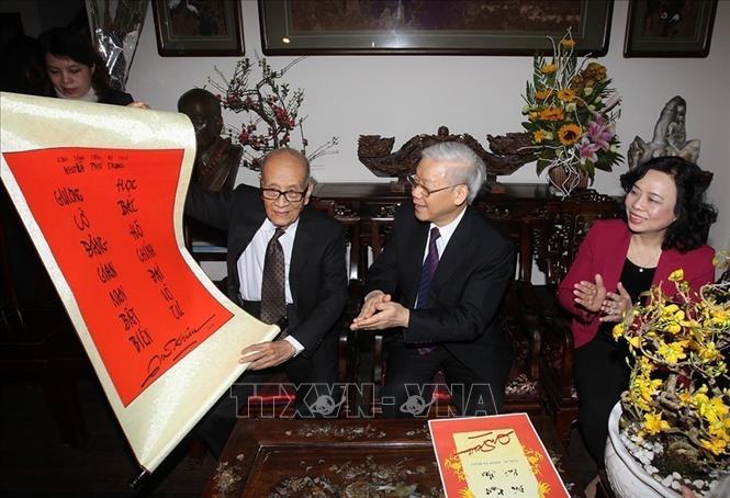 Giáo sư Vũ Khiêu tặng Tổng Bí thư Nguyễn Phú Trọng câu đối Tết nhân dịp Tổng Bí thư đến thăm, chúc Tết gia đình (Hà Nội, 16/2/2015). Ảnh: Trí Dũng - TTXVN