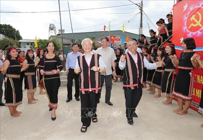 Tổng Bí thư Nguyễn Phú Trọng tham gia điệu múa truyền thống cùng đồng bào dân tộc tại thôn Kon Rơ Bàng 2, xã Vinh Quang, thành phố Kon Tum (2017). Ảnh: Trí Dũng – TTXVN