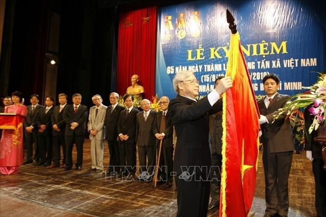 Chủ tịch Quốc hội Nguyễn Phú Trọng trao Huân chương Hồ Chí Minh của Đảng, Nhà nước tặng Thông tấn xã Việt Nam tại Lễ kỷ niệm 65 năm Ngày thành lập (15/9/1945 - 15/9/2010). Ảnh: Trí Dũng - TTXVN