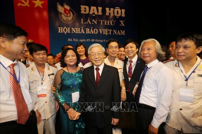 Tổng Bí thư Nguyễn Phú Trọng với đại biểu dự Đại hội đại biểu toàn quốc Hội Nhà báo Việt Nam lần thứ X, nhiệm kỳ 2015-2020. Ảnh: Trí Dũng - TTXVN