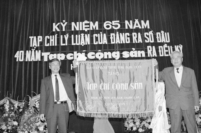 Tổng Biên tập Tạp chí Cộng sản Nguyễn Phú Trọng nhận bức trướng kỷ niệm của Ban Chấp hành Trung ương Đảng tặng Tạp chí tại Lễ kỷ niệm 65 năm Ngày thành lập Tạp chí Lý luận của Đảng ra số đầu tiên và 40 năm Ngày Tạp chí Cộng sản ra số đầu kỳ (15/12/1930 - 15/12/1995). Ảnh: Xuân Lâm - TTXVN