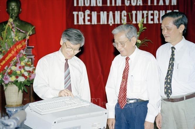 Đồng chí Nguyễn Phú Trọng, Ủy viên Bộ Chính trị ấn nút khai trương mạng thông tin của Thông tấn xã Việt Nam hòa mạng Internet, chiều 19/8/1998. Ảnh: Nguyễn Dân - TTXVN