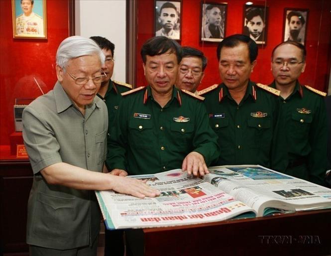 Tổng Bí thư Nguyễn Phú Trọng xem các ấn phẩm của Báo Quân đội nhân dân tại Lễ kỷ niệm 65 năm ngày Báo ra số đầu tiên (20/10/1950 - 20/10/2015). Ảnh: Lâm Khánh – TTXVN