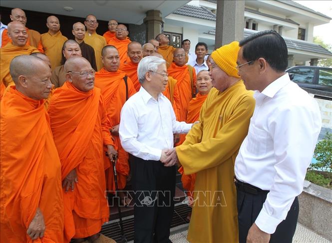 Tổng Bí thư Nguyễn Phú Trọng với Đoàn đại biểu Ban Thường trực, Ban Trị sự Giáo hội Phật giáo Việt Nam tỉnh Sóc Trăng, chiều 9/3/2015. Ảnh: Trí Dũng – TTXVN