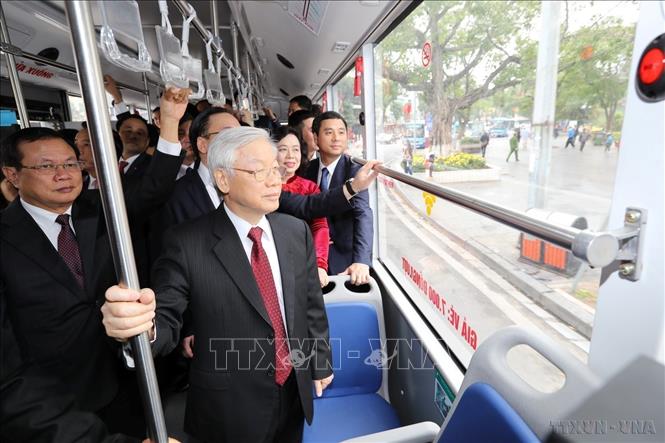 Tổng Bí thư Nguyễn Phú Trọng đi xe buýt trong chuyến thăm, chúc Tết Thành uỷ, HĐND, UBND và Uỷ ban MTTQ Việt Nam thành phố Hà Nội (28/1/2017). Ảnh: Trí Dũng – TTXVN