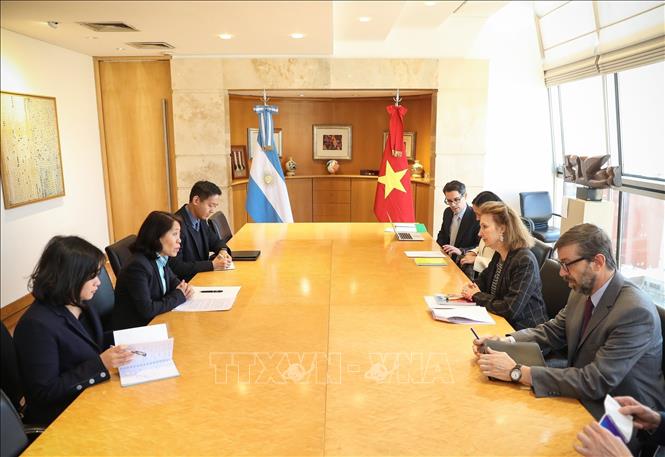 Đại sứ Việt Nam Ngô Minh Nguyệt làm việc với Bộ trưởng Ngoại giao Argentina Diana Mondino. Ảnh: Bộ Ngoại giao Argentina/TTXVN phát