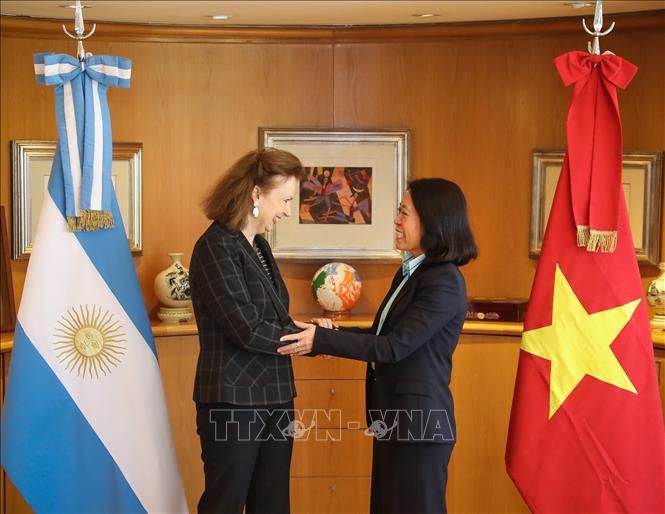 Đại sứ Việt Nam Ngô Minh Nguyệt và Bộ trưởng Ngoại giao Argentina Diana Mondino tại buổi làm việc. Ảnh: Bộ Ngoại giao Argentina/TTXVN phát