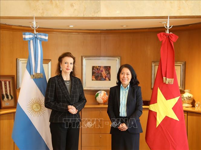 Đại sứ Việt Nam Ngô Minh Nguyệt và Bộ trưởng Ngoại giao Argentina Diana Mondino tại buổi làm việc. Ảnh: Bộ Ngoại giao Argentina/TTXVN phát
