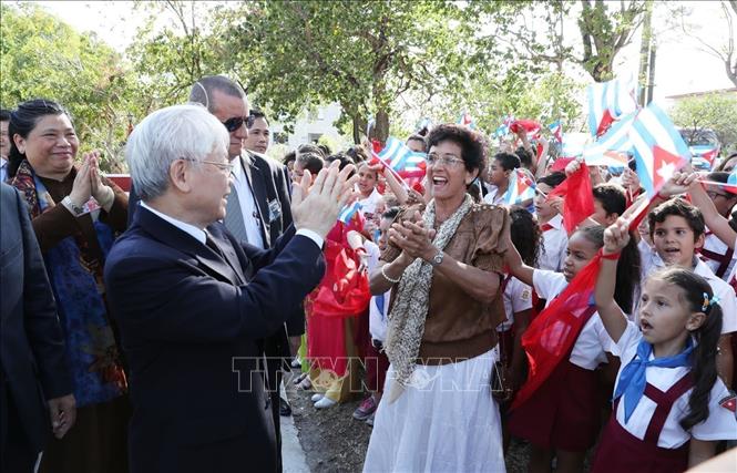 Tổng Bí thư Nguyễn Phú Trọng với nhân dân và học sinh Cuba tại Tượng đài Hồ Chí Minh ở Công viên Hòa Bình, Thủ đô La Habana, chiều 28/3/2018. Ảnh: Trí Dũng – TTXVN