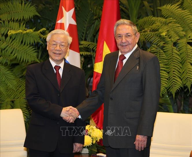 Đồng chí  Raul Castro Ruz, Bí thư Thứ nhất Đảng Cộng sản Cuba, Chủ tịch HĐNN và HĐBT Cuba đón Tổng Bí thư Nguyễn Phú Trọng thăm Cuba (La Habana, chiều 29/3/2018). Ảnh: Trí Dũng – TTXVN