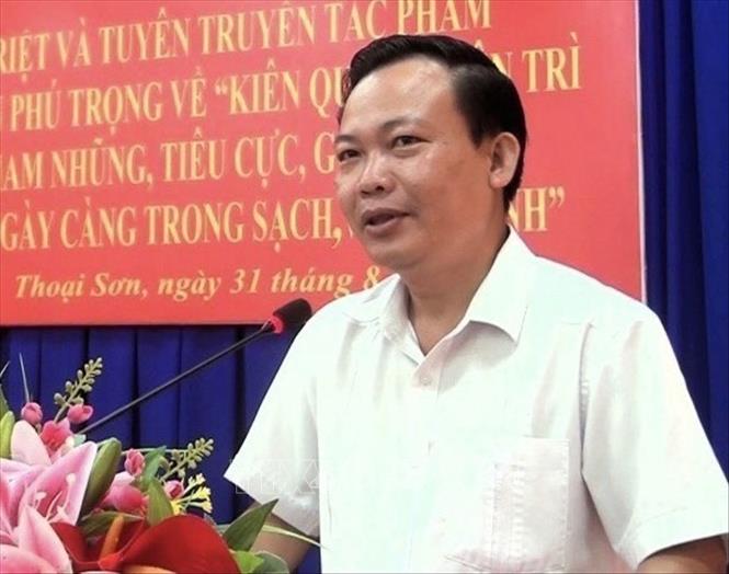 Tiến sĩ Nguyễn Hữu Thịnh, Phó Trưởng Ban Tuyên giáo Tỉnh ủy An Giang nhấn mạnh: Tổng Bí thư Nguyễn Phú Trọng là nhà lãnh đạo có tâm, có tầm, vừa có tư duy lý luận vượt trội vừa có phương pháp lãnh đạo khoa học, chỉ đạo kiên quyết, nói đi đôi với làm; có lối sống giản dị, gần gũi với đồng bào, đồng chí, đồng nghiệp, cộng sự và cấp dưới. Ảnh: TTXVN phát