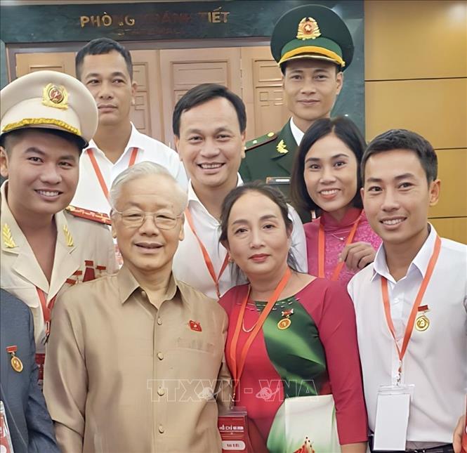 Tổng Bí thư Nguyễn Phú Trọng chụp hình lưu niệm với các đại biểu và cô giáo Nguyễn Thị Diệu, Trường mầm non Hoa Mai, huyện Sông Hinh, tỉnh Phú Yên. Ảnh: TTXVN phát