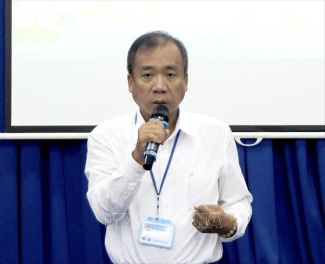 Ông Cao Đức Khoa, Hiệu trưởng Trường Trung học Cơ sở Huỳnh Khương Ninh (Quận 1, Thành phố Hồ Chí Minh) thể hiện niềm thương tiếc vô hạn khi hay tin Tổng Bí thư Nguyễn Phú Trọng từ trần. Ảnh: TTXVN phát