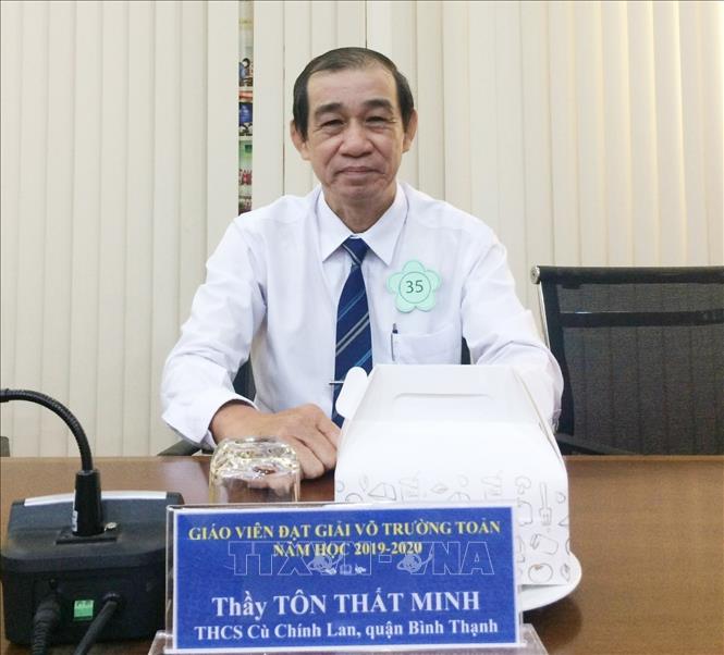Ông Tôn Thất Minh, nguyên giáo viên bộ môn Lịch sử, Trường Trung học Cơ sở Cù Chính Lan (quận Bình Thạnh, Thành phố Hồ Chí Minh) bày tỏ sự yêu quý, kính trọng Tổng Bí thư Nguyễn Phú Trọng. Ảnh: TTXVN phát