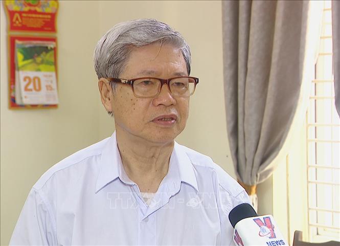 Ông Vương Khắc Côn, xóm 7, thôn Lại Đà, xã Đông Hội bày tỏ niềm tiếc thương Tổng Bí thư Nguyễn Phú Trọng. Ảnh: TTXVN