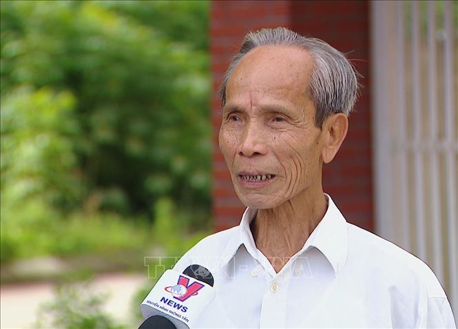 Ông Vương Khắc Kha, nguyên Chủ tịch Mặt trận Tổ quốc Việt Nam xã Đông Hội bày tỏ niềm tiếc thương Tổng Bí thư Nguyễn Phú Trọng. Ảnh: TTXVN