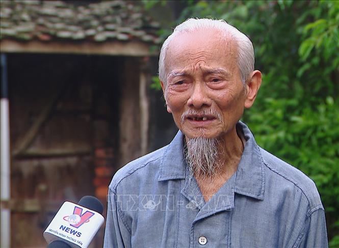 Ông Ngô Bá Dục, nguyên Hiệu trưởng Trường THPT Cổ Loa bày tỏ niềm tiếc thương Tổng Bí thư Nguyễn Phú Trọng. Ảnh: TTXVN
