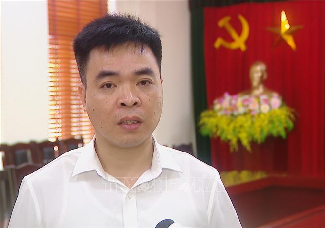 Ông Lê Thế Chuyên, Bí thư Đảng ủy xã Đông Hội bày tỏ niềm tiếc thương Tổng Bí thư Nguyễn Phú Trọng. Ảnh: TTXVN
