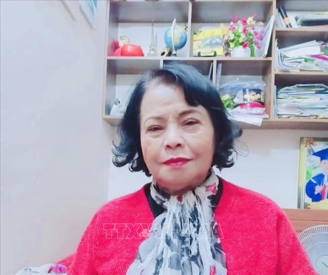Bà Nguyễn Kim Cảnh, 75 tuổi, cán bộ hưu trí (Số nhà 45, Khu tập thể cơ khí Hà Nội, quận Thanh Xuân, Hà Nội) bày tỏ sự bàng hoàng, tiếc thương nhà lãnh đạo lỗi lạc, trọn đời vì nước, vì dân. Ảnh: Tuyết Mai - TTXVN