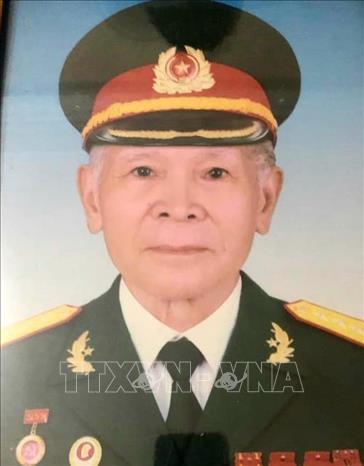Ông Nguyễn Thuận Quảng (89 tuổi, phường Cổ Nhuế 2, quận Bắc Từ Liêm, Hà Nội) ngậm ngùi cho biết, hơn 20 năm trong vai trò lãnh đạo Đảng và Nhà nước, trong đó hơn 10 năm làm Tổng Bí thư, đồng chí Nguyễn Phú Trọng đã thể hiện rõ sự sáng suốt, quyết liệt trên tất cả các mặt kinh tế, văn hóa, xã hội, đặc biệt là sự đoàn kết nhất trí cao trong Đảng. Ảnh: Nguyễn Cúc - TTXVN 