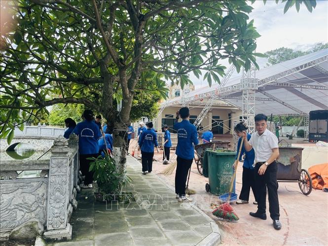 Bí thư Đảng uỷ xã Đông Hội Lê Thế Chuyên (áo trắng) cùng Đoàn viên thanh niên xã Đông Hội, huyện Đông Anh tiến hành dọn vệ sinh tại Nhà văn hoá thôn Lại Đà (Đông Hội) để chuẩn bị cho lễ tang Tổng Bí thư. Ảnh: Mạnh Khánh-TTXVN 