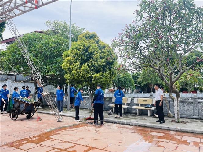 Đoàn viên thanh niên xã Đông Hội, huyện Đông Anh dọn vệ sinh tại Nhà văn hoá thôn Lại Đà (Đông Hội) để chuẩn bị cho lễ tang Tổng Bí thư. Ảnh: Mạnh Khánh-TTXVN  