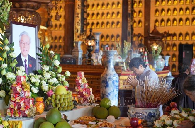 Đông đảo phật tử dâng hương tưởng niệm Tổng Bí thư Nguyễn Phú Trọng. Ảnh: Thùy Dung - TTXVN