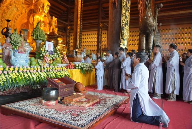 Đông đảo phật tử dâng hương tưởng niệm Tổng Bí thư Nguyễn Phú Trọng. Ảnh: Thùy Dung - TTXVN