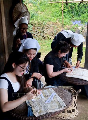 The unique batik, using beeswax to print patterns on brocade clothes, is preserved by the Dao ethnic group in Hoai Khao hamlet, Quang Thanh commune, Nguyen Binh district. VNA Photo: Nhật Anh
