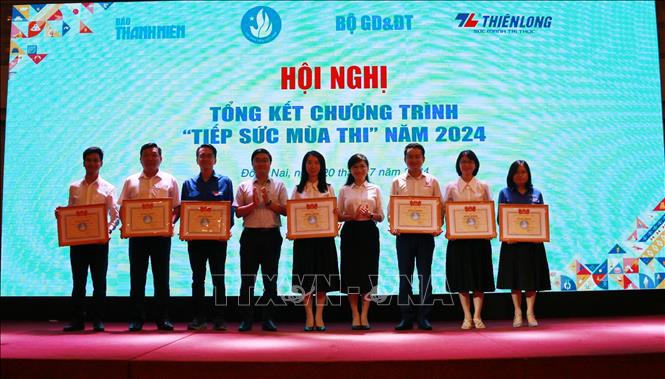 Trung ương Đoàn và Trung ương Hội Sinh viên Việt Nam khen thưởng các đơn vị có thành tích xuất sắc trong công tác triển khai chương trình Tiếp sức mùa thi năm 2024. Ảnh: Lê Xuân-TTXVN