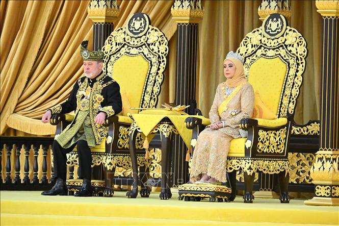 Quốc vương Malaysia Sultan Ibrahim Sultan Iskandar (trái) và Hoàng hậu Raja Zarith Sofiah Idris Shahtại lễ đăng quang ở Kuala Lumpur, ngày 20/7/2024. Ảnh: THX/TTXVN