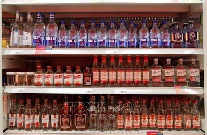 Rượu vodka được bày bán tại siêu thị ở Moskva, Nga. Ảnh: Reuters/TTXVN