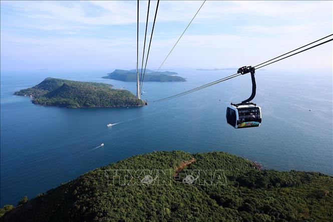 The 7,899 m long Hon Thom cable car is recognized by Guinness World Records as the world's longest 3-wire cable car. VNA Photo: Dương Giang