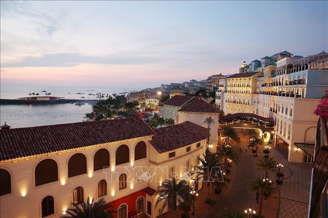 Sunset Town recreates a part of the Italian coast on a tropical island like Phu Quoc, with pastel-coloured houses and terracotta tile roofs, cobblestone lanes, and cute boutiques and cafes. VNA Photo: Dương Giang