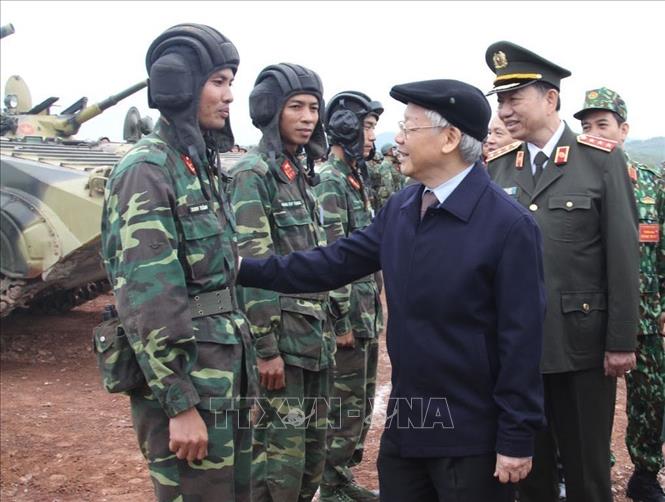 Tổng Bí thư Nguyễn Phú Trọng đến thăm, kiểm tra công tác huấn luyện, sẵn sàng chiến đấu của một số đơn vị tại Trường bắn Quốc gia khu vực 1, ngày 19/11/2017. Ảnh: TTXVN phát