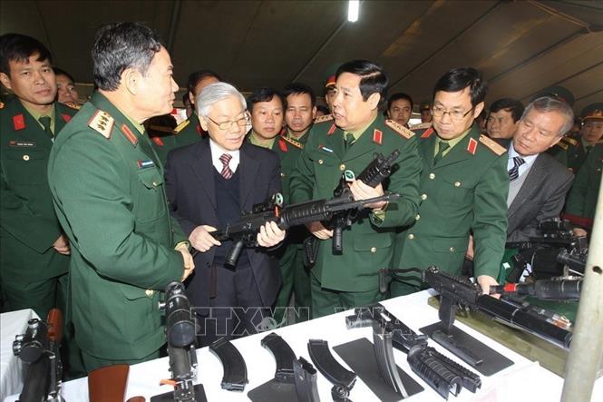 Tổng Bí thư Nguyễn Phú Trọng tham quan gian trưng bày sản phẩm khoa học, công nghệ quốc phòng tại Hội nghị tổng kết công tác Quân sự, Quốc phòng năm 2013 (Hà Nội, 28/12/2013). Ảnh: Trọng Đức – TTXVN

