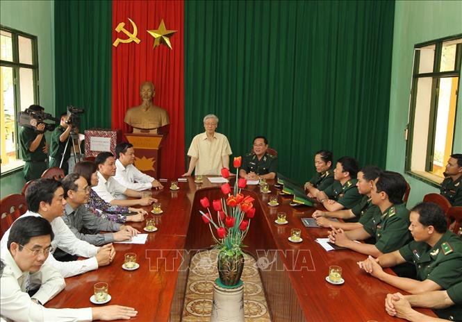 Tổng Bí thư Nguyễn Phú Trọng đến thăm, làm viêc với Đồn Biên phòng 489 - Bộ đội Biên phòng tỉnh Thanh Hoá (3/9/2011). Ảnh: Trí Dũng - TTXVN