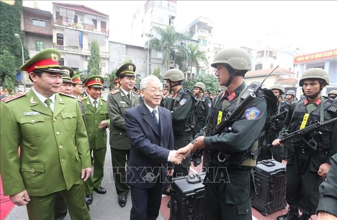 Tổng Bí thư Nguyễn Phú Trọng đến thăm, kiểm tra công tác sẵn sàng chiến đấu của Bộ Tư lệnh Cảnh sát cơ động (Bộ Công an), ngày 2/1/2016. Ảnh: Trí Dũng - TTXVN


