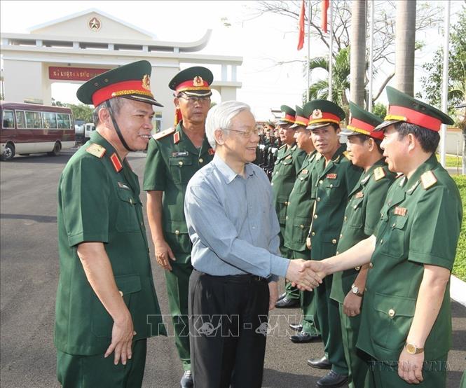 Tổng Bí thư Nguyễn Phú Trọng với cán bộ, chiến sĩ Binh đoàn 16, Bộ Quốc phòng (Bình Phước, 14/4/2013). Ảnh: Trí Dũng – TTXVN