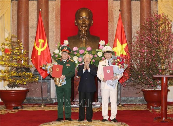 Sáng 29/1/2019, tại Phủ Chủ tịch, Tổng Bí thư, Chủ tịch nước Nguyễn Phú Trọng trao Quyết định phong quân hàm Đại tướng cho đồng chí Tô Lâm, Ủy viên Bộ Chính trị, Bộ trưởng Bộ Công an và đồng chí Lương Cường, Bí thư Trung ương Đảng, Chủ nhiệm Tổng cục chính trị Quân đội nhân dân Việt Nam. Ảnh: Trí Dũng – TTXVN