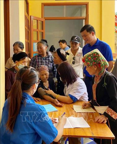Khám, tư vấn, cấp phát thuốc miễn phí cho người dân. Ảnh: Anh Tuấn – TTXVN