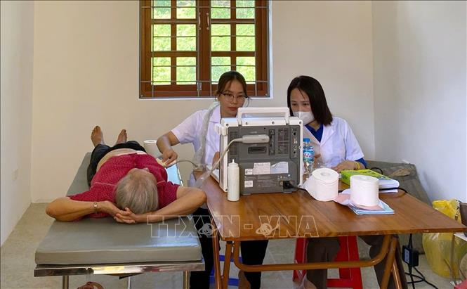 Khám, tư vấn, cấp phát thuốc miễn phí cho người dân. Ảnh: Anh Tuấn – TTXVN