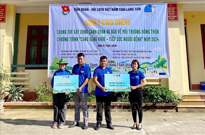 Đội sinh viên Trường Đại học Kinh tế Quốc dân, Ngân hàng VPBank trao kinh phí hỗ trợ thực hiện công trình “Tuyến đường 26/3”, Lò xử lý rác thải; Hỗ trợ ý tưởng khởi nghiệp, mô hình khởi nghiệp cho thanh niên trong lĩnh vực bảo vệ môi trường, ứng phó với biến đổi khí hậu với 1.500 cây Chuỗi Ngọc. Ảnh: Anh Tuấn – TTXVN