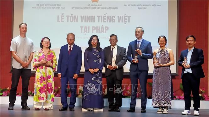 Thứ trưởng Ngoại giao Lê Thị Thu Hằng trao quà lưu niệm cho các đại diện hội đoàn người Việt Nam tại Pháp. Ảnh: Nguyễn Tuyên - PV TTXVN tại Pháp