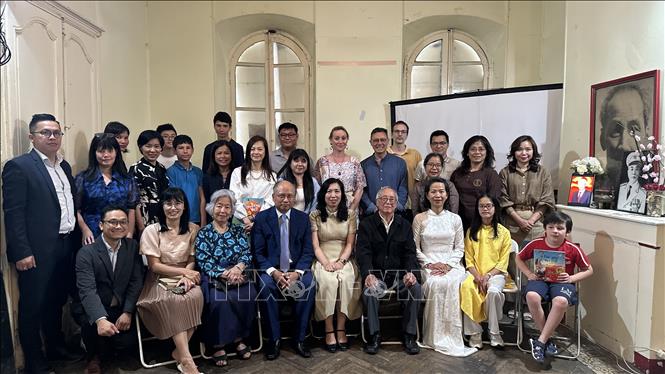 Thứ trưởng Ngoại giao Lê Thị Thu Hằng chụp ảnh chung với đại diện các hội đoàn tại Bordeaux. Ảnh: Ngọc Hiệp - PV TTXVN tại Pháp