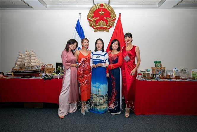 Kiều bào Việt Nam tại Israel chụp ảnh giao lưu với bạn bè sở tại. Ảnh: Vũ Hội-PV TTXVN tại Isarel