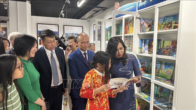 Deputy Minister of Foreign Affairs Le Thi Thu Hang attends the inauguration ceremony for the “Vietnamese bookcase”. VNA Photo